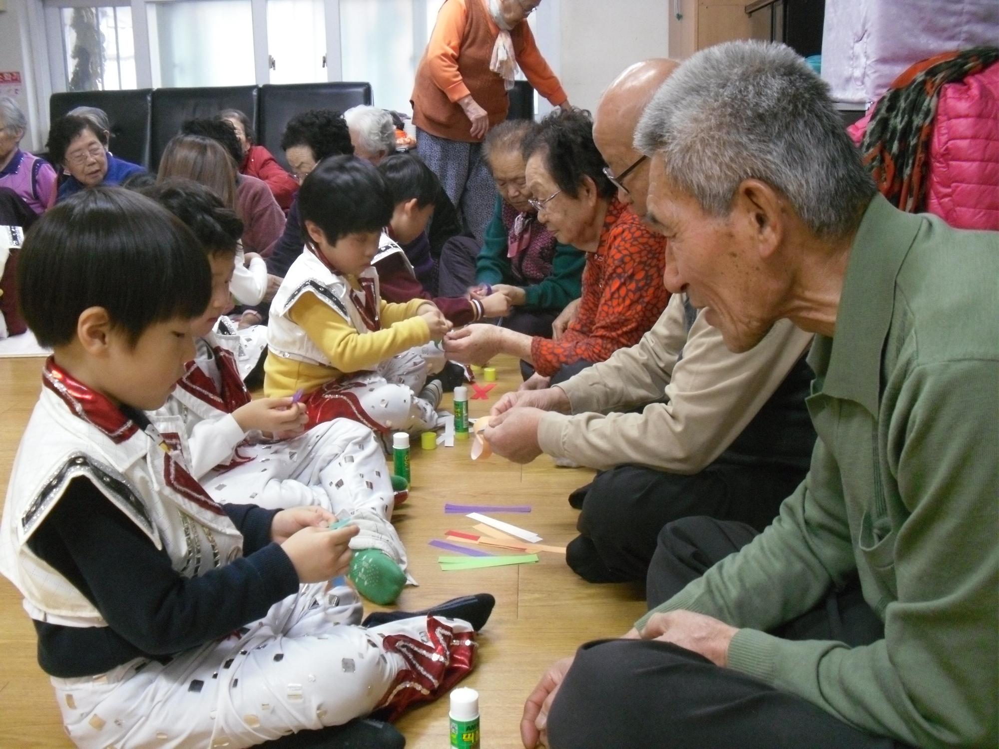 햇볕은쨍쨍어린이집&#44; 정자1동 경로당에서 재롱잔치 개최